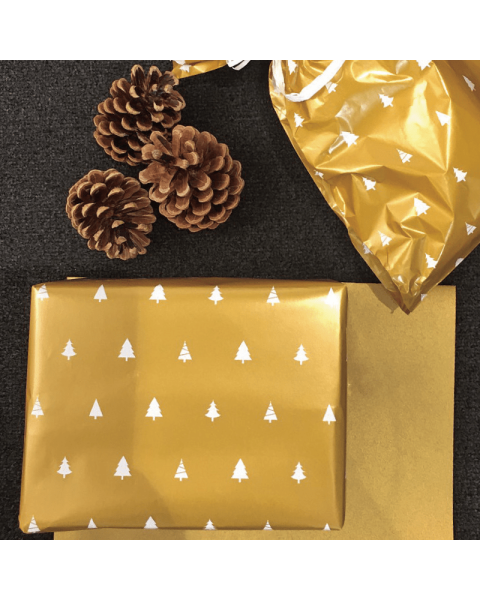 Julepapir B 70 cm. Hvite juletræer på gull baggrund, coated. 50 mtr.