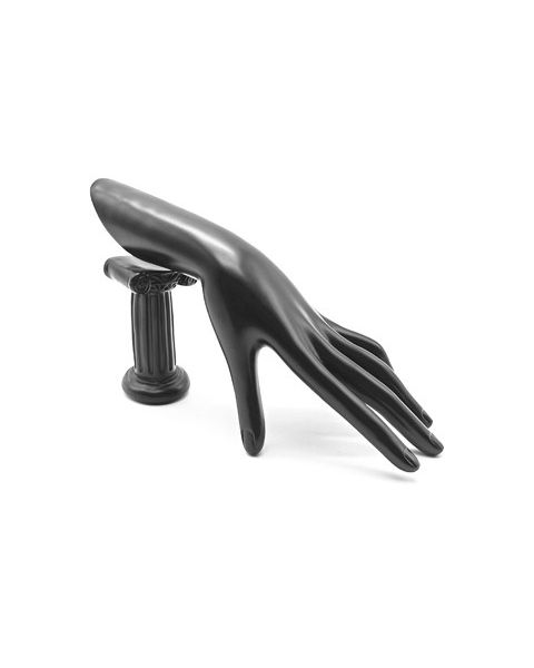 Smykkehånd. Dame. H9 cm. Liggende i sort. B 27 x D 11 x H 9 cm