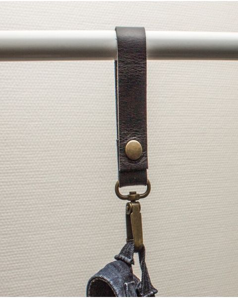 Lærstropp med karabinkrok - sort