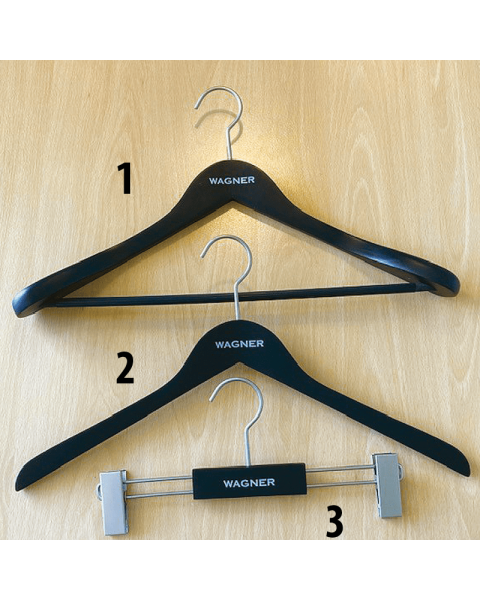 Trehenger, massiv, vinklet. B 45 cm. "WAGNER" matt sort. Børstet satinkrom krok