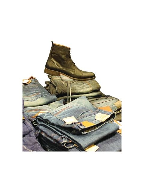 Skodisplay med trekantet fod i akryl. 2 størrelser