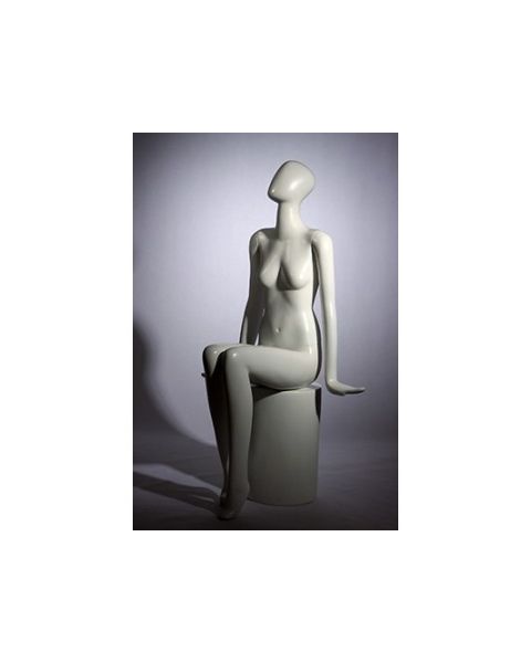 Faceless damemannekeng. Hvit, mat med faceless hoved. Luffehender. Siddende
