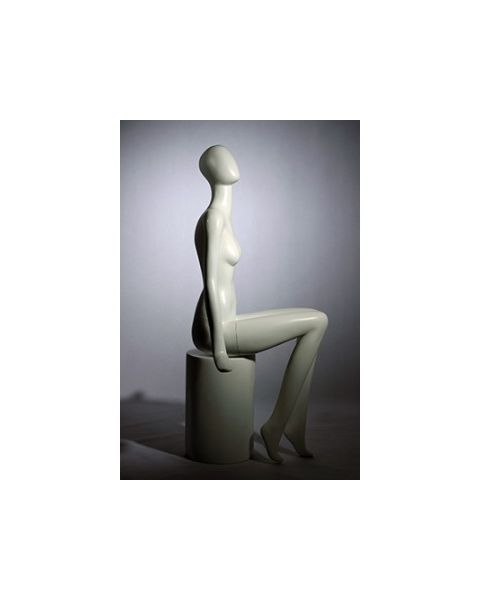 Faceless damemannekeng. Hvit, mat med faceless hoved. Luffehender. Siddende