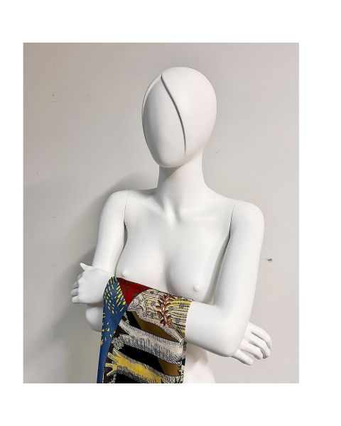 Mannekeng. Dame 1 m/skulptureret hår. Hvit. Arme over bryst