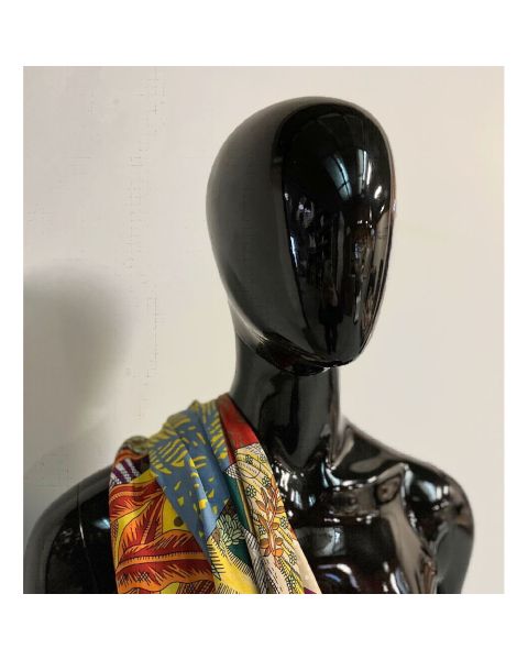 Faceless damemannekeng. Sort high gloss med faceless hoved. Kan bruges med eller uden hoved. Model B