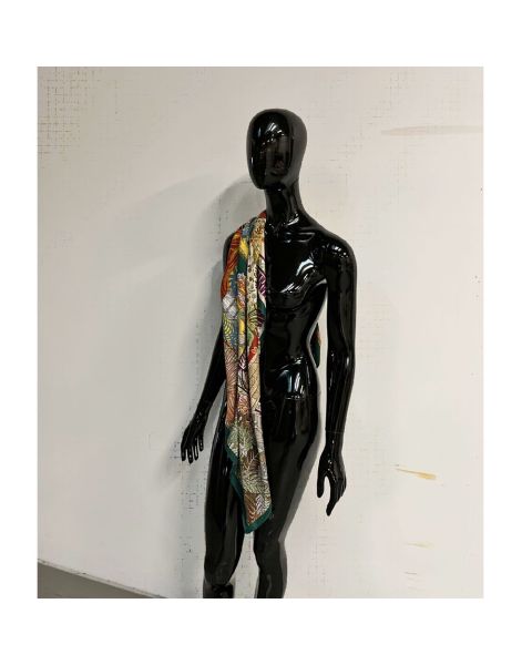 Faceless damemannekeng. Sort high gloss med faceless hoved. Kan bruges med eller uden hoved. Model B