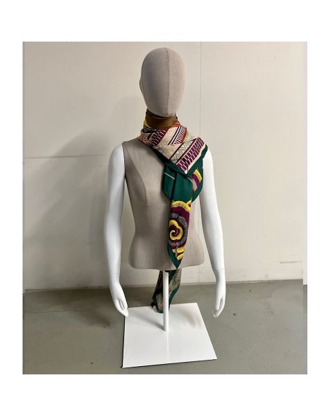 Dame overdel - torso med hoved m. net, egghead, øre i hørfarget. Metall fotplate. Hvit high gloss. Luffehænder. Til bord display