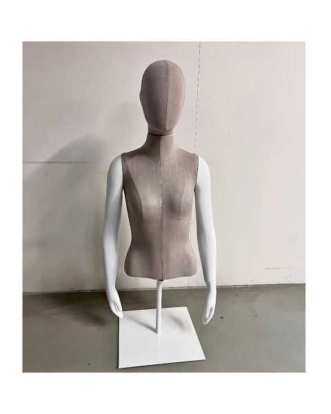 Dame overdel, kort - torso med hoved m. net, egghead, øre i hørfarget. Metall fotplate. Hvit high gloss. Luffehænder. Til bord display