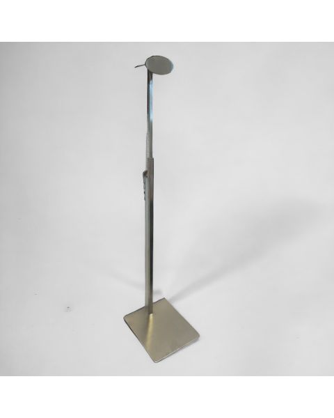 Taskedisplay, høydejusterbar, med firkantet fot, børstet satin. ovalrund oppheng, H42-71 cm