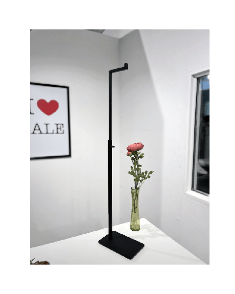 L-display, smykkestativ, med firkantet fod, sort. H43-66 cm.