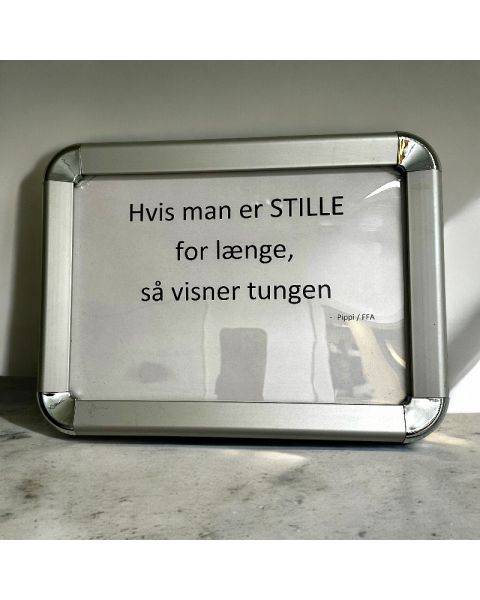 Veggramme, A4. Aluminium med blanke hjørner.