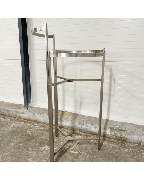 Rundt klesstativ i etager. Børstet satin justerbart. H 175 cm.
