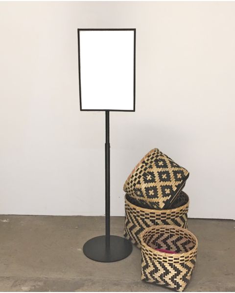 Høy skiltholder i metall, sort