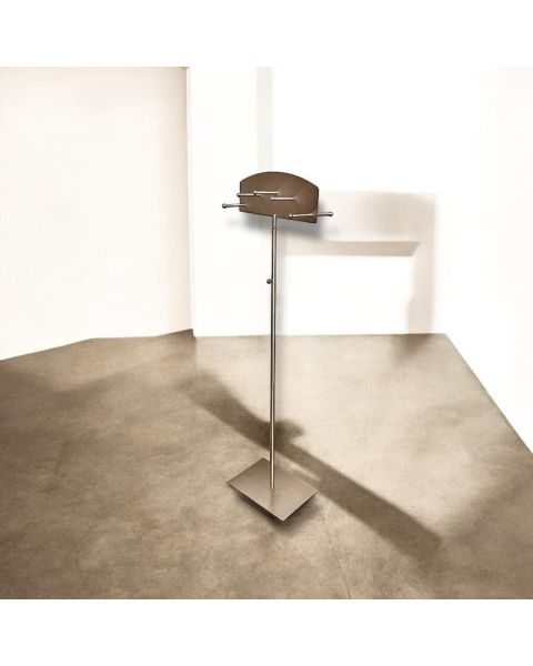 Krokedisplay i børstet satin. H 121-141.