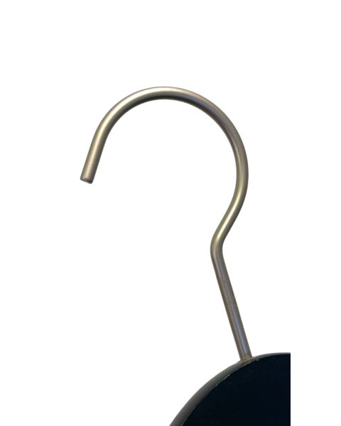 Trehenger, massiv, vinklet. B 45 cm. "WAGNER" matt sort. Børstet satinkrom krok