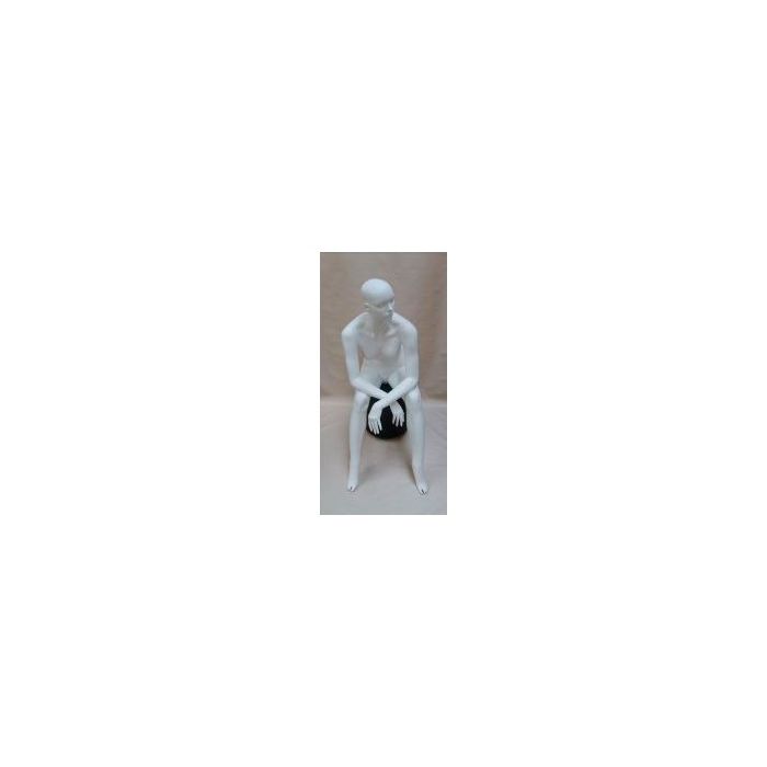 Faceless damemannequin
Hvid

Siddende stilling med hoved til venstre, hvilende på knæ og med arme krydset.

