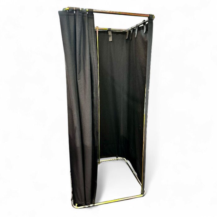 Mobilt prøverom. ( 83 x 79 x H 182 cm. ) incl. sort forheng.