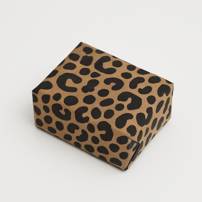 Gavepapir B 10 cm. Jaguar print, kraftpapir. 100 mtr.