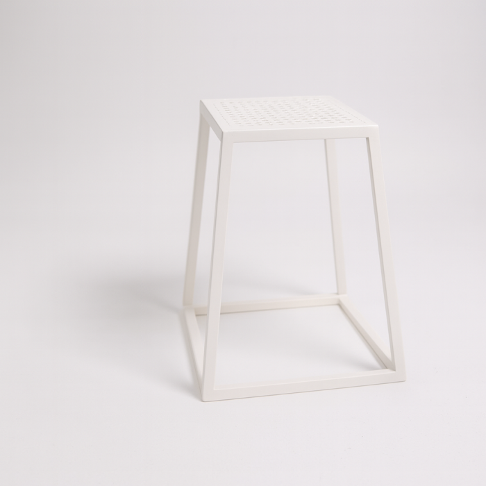 Krakk, hvit med metall plate 26 x 26 cm, bunn 35 x 35 cm, H45,5 cm