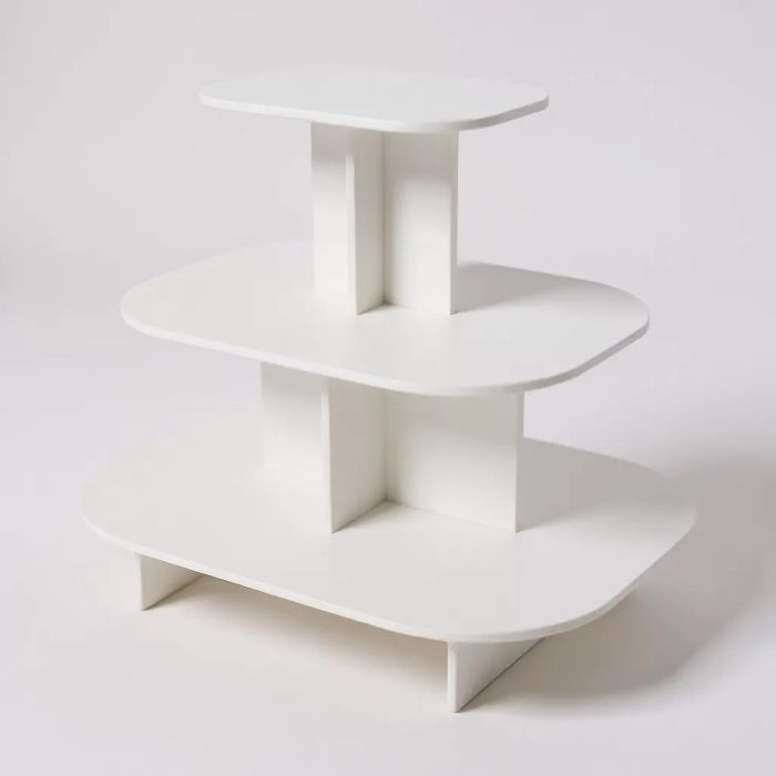 Pyramide oval - 3-lagsbord. Hvit melamin.  L 120 x D 90 x H 106 cm. Afrundet podie 3 niveauer