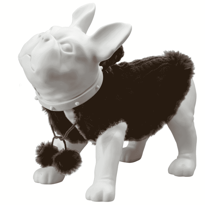 Fang dine kunders og deres børns opmærksomhed med en sød bulldog-mannequin.Denne charmerende hundemannequin er perfekt til at placere i butiksvinduet eller ved indgangsdøren.Mål:32 x 22 x H37 cm.Plast mat hvidSuper til butiksvinduet og but