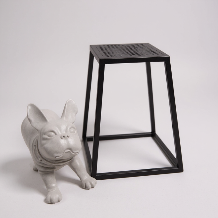 Krakk, sort med metall plate 26 x 26 cm, bunn 35 x 35 cm, H45,5 cm