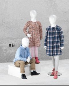 Barnmannekeng, 8 år,med hoved, uden ansikt, hvit high gloss, siddende
