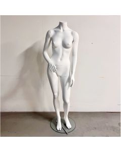 Headless damemannekeng. Hvit, mat uden hoved. Hviler på hofte
