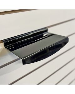 Skohylle m/ forkant. Sort akryl, t/ rillepanel